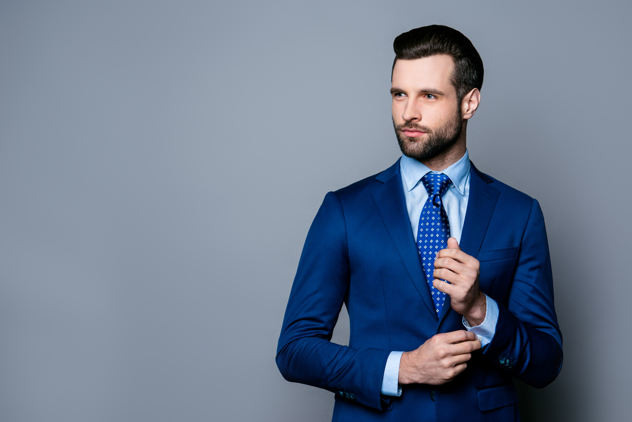 Invitado con corbata negra: el semiformal con más estilo